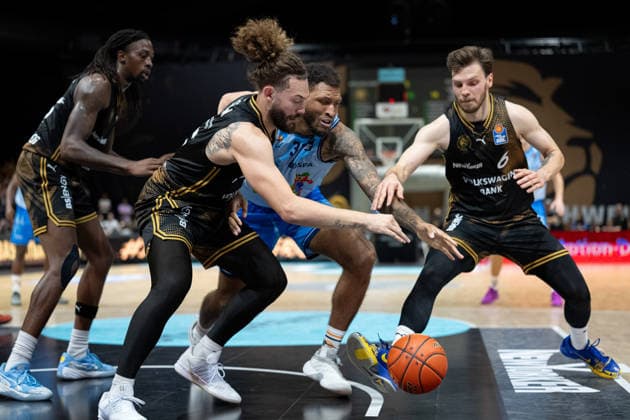 Todd Withers (Nr. 33 Rostock Seawolves) gegen Devin Askew (Nr. 5 Basketball Loewen Braunschweig) und Ferdinand Zylka (Nr. 6 Basketball Loewen Braunschweig) GER, Basketball Loewen Braunschweig gegen Rostock Seawolves, Basketball, easyCredit BBL, Woche 3, Spielzeit 2026 27, 27.09.2026 GER, Basketball Loewen Braunschweig gegen Rostock Seawolves, Basketball, easyCredit BBL, Woche 3, Spielzeit 2026 27, 27.09.2026 Braunschweig Copyright: xEibner-Pressefoto DanielxREINELTx EP_DRT