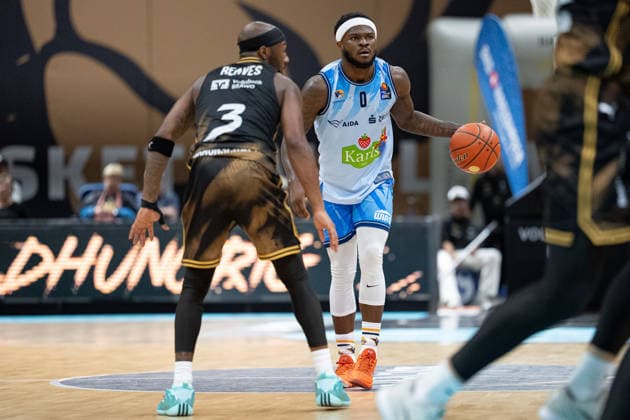 TJ Crockett Jr. (Nr. 0 Rostock Seawolves) gegen DeJour Reaves (Nr. 3 Basketball Loewen Braunschweig) GER, Basketball Loewen Braunschweig gegen Rostock Seawolves, Basketball, easyCredit BBL, Woche 3, Spielzeit 2026 27, 27.09.2026 GER, Basketball Loewen Braunschweig gegen Rostock Seawolves, Basketball, easyCredit BBL, Woche 3, Spielzeit 2026 27, 27.09.2026 Braunschweig Copyright: xEibner-Pressefoto DanielxREINELTx EP_DRT