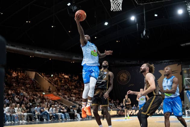 TJ Crockett Jr. (Nr. 0 Rostock Seawolves) in der Luft vor Sheldon Edwards (Nr. 13 Basketball Loewen Braunschweig) und DeJour Reaves (Nr. 3 Basketball Loewen Braunschweig) GER, Basketball Loewen Braunschweig gegen Rostock Seawolves, Basketball, easyCredit BBL, Woche 3, Spielzeit 2026 27, 27.09.2026 GER, Basketball Loewen Braunschweig gegen Rostock Seawolves, Basketball, easyCredit BBL, Woche 3, Spielzeit 2026 27, 27.09.2026 Braunschweig Copyright: xEibner-Pressefoto DanielxREINELTx EP_DRT
