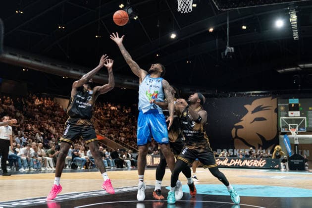 Todd Withers (Nr. 33 Rostock Seawolves) gegen Sheldon Edwards (Nr. 13 Basketball Loewen Braunschweig) und DeJour Reaves (Nr. 3 Basketball Loewen Braunschweig) GER, Basketball Loewen Braunschweig gegen Rostock Seawolves, Basketball, easyCredit BBL, Woche 3, Spielzeit 2026 27, 27.09.2026 GER, Basketball Loewen Braunschweig gegen Rostock Seawolves, Basketball, easyCredit BBL, Woche 3, Spielzeit 2026 27, 27.09.2026 Braunschweig Copyright: xEibner-Pressefoto DanielxREINELTx EP_DRT
