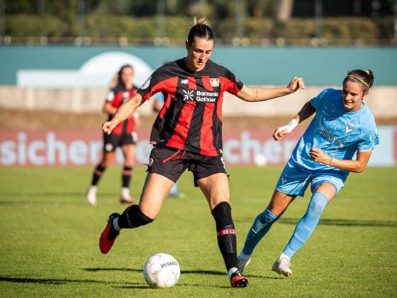 DFB-Pokal: FC Viktoria Berlin vs. Bayer 04 Leverkusen; Berlin, 27.09.2026 DFB-Pokal Frauen: Selina OSTERMEIER (Bayer 04 Leverkusen 2) und Laura CASANOVAS (Viktoria Berlin 53) während dem Spiel FC Viktoria Berlin vs. Bayer 04 Leverkusen im Stadion Lichterfelde am September 27, 2026 in Berlin, Deutschland. Copyright: xBEAUTIFULxSPORTS Kuehnx