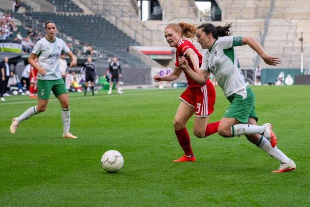 Zweikampf zwischen Stine Ballisager Pedersen (FC Bayern Muenchen, 03) und Kristina Bartsch (Borussia Moenchengladbach, 22). Borussia Moenchengladbach vs. FC Bayern Muenchen, Fussball, DFB-Pokal Frauen, Erste Runde, Saison 2026 2027, 27.09.2026 DFL DFB Regulations prohibit any use of Photographs as image sequences and or Quasivideo Borussia Moenchengladbach vs. FC Bayern Muenchen, Fussball, DFB-Pokal Frauen, Erste Runde, Saison 2026 2027, 27.09.2026 Moenchengladbach Copyright: xEibner-Pressefoto ThomasxHaeslerx EP_THR