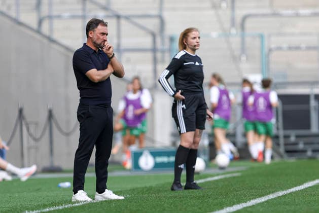 Trainer Jose Barcala (FC Bayern Muenchen) gestikuliert, Gestik waehrend des Spiels des DFB-Pokal der Frauen zwischen Borussia Moenchengladbach und FC Bayern Muenchen, ista-Borussia-Park am 27. September 2026 in Moenchengladbach, Deutschland. (Foto von Oliver Kaelke DeFodi Images) +++ Trainer Jose Barcala (FC Bayern Muenchen) gestures during the DFB-Pokal der Frauen match between Borussia Moenchengladbach and FC Bayern Muenchen at ista-Borussia-Park on September 27, 2026 in Moenchengladbach, Germany. (Photo by Oliver Kaelke DeFodi Images) DFB DFL REGULATIONS PROHIBIT ANY USE OF PHOTOGRAPHS AS IMAGE SEQUENCES AND OR QUASI-VIDEO. (Photo by Oliver Kaelke DeFodi Images) -