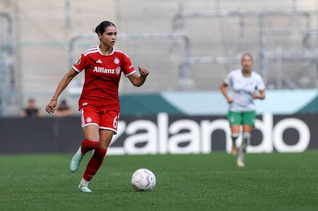 Kassandra Potsi (FC Bayern Muenchen) in Aktion, am Ball, Einzelaktion waehrend des Spiels des DFB-Pokal der Frauen zwischen Borussia Moenchengladbach und FC Bayern Muenchen, ista-Borussia-Park am 27. September 2026 in Moenchengladbach, Deutschland. (Foto von Oliver Kaelke DeFodi Images) +++ Kassandra Potsi (FC Bayern Muenchen) controls the ball during the DFB-Pokal der Frauen match between Borussia Moenchengladbach and FC Bayern Muenchen at ista-Borussia-Park on September 27, 2026 in Moenchengladbach, Germany. (Photo by Oliver Kaelke DeFodi Images) DFB DFL REGULATIONS PROHIBIT ANY USE OF PHOTOGRAPHS AS IMAGE SEQUENCES AND OR QUASI-VIDEO. (Photo by Oliver Kaelke DeFodi Images) -
