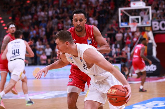 Borisa Simanic (MBC) am Ball gegen Joel Aminu (Bonn), Bonn, Deutschland, 27.09.2026, Basketball Bundesliga, 3. Spieltag, Telekom Baskets Bonn vs Syntainics MBC.