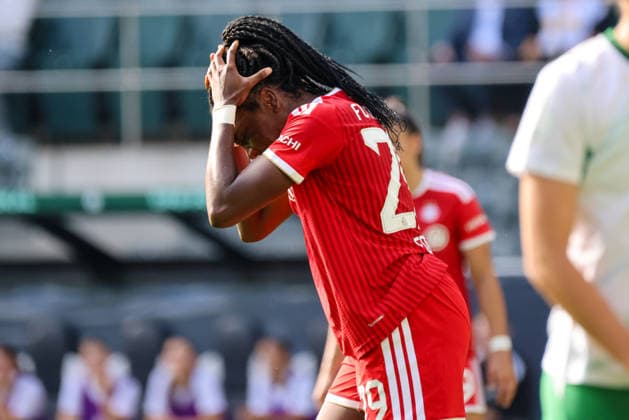 Mönchengladbach, Deutschland: 27.09.2026 - DFB-Pokal der Frauen - Borussia Mönchengladbach Frauen vs. FC Bayern Frauen Im Bild: Edna Image (FCB) schlägt frustriert die Hände über dem Kopf zusammen Copyright: HMBxMedia MadeleinexFantini