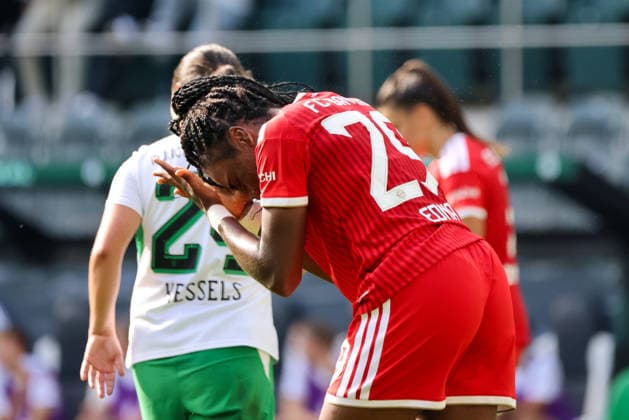 Mönchengladbach, Deutschland: 27.09.2026 - DFB-Pokal der Frauen - Borussia Mönchengladbach Frauen vs. FC Bayern Frauen Im Bild: Edna Image (FCB) schlägt frustriert die Hände über dem Kopf zusammen Copyright: HMBxMedia MadeleinexFantini