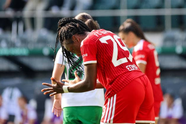 Mönchengladbach, Deutschland: 27.09.2026 - DFB-Pokal der Frauen - Borussia Mönchengladbach Frauen vs. FC Bayern Frauen Im Bild: Edna Image (FCB) schlägt frustriert die Hände über dem Kopf zusammen Copyright: HMBxMedia MadeleinexFantini