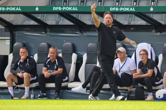 Mönchengladbach, Deutschland: 27.09.2026 - DFB-Pokal der Frauen - Borussia Mönchengladbach Frauen vs. FC Bayern Frauen Im Bild: Cheftrainer Jonas Spengler (Borussia Mönchengladbach) Copyright: HMBxMedia MadeleinexFantini