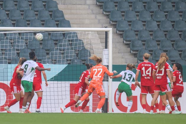 Mönchengladbach, Deutschland: 27.09.2026 - DFB-Pokal der Frauen - Borussia Mönchengladbach Frauen vs. FC Bayern Frauen Im Bild: Torschützin Luca Graf (Mönchengladbach), mit Rückennummer 13 im Bild, macht das Tor zum 1:0 für Mönchengladbach Copyright: HMBxMedia MadeleinexFantini