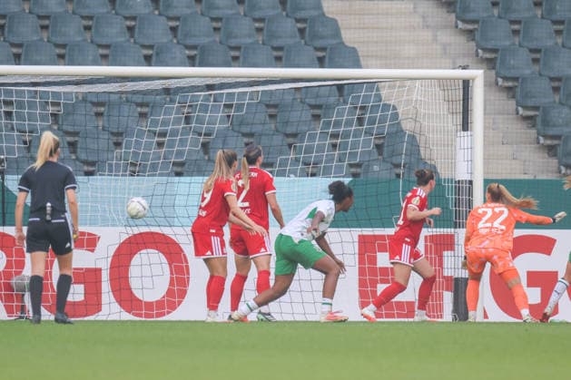 Mönchengladbach, Deutschland: 27.09.2026 - DFB-Pokal der Frauen - Borussia Mönchengladbach Frauen vs. FC Bayern Frauen Im Bild: Torschützin Luca Graf (Mönchengladbach), verdeckt im Bild, macht das Tor zum 1:0 für Mönchengladbach Copyright: HMBxMedia MadeleinexFantini