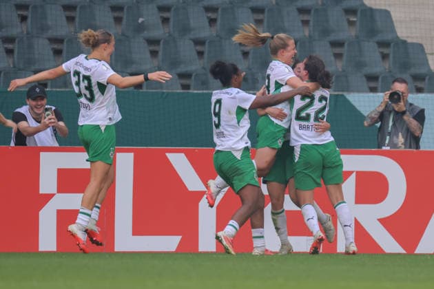 Mönchengladbach, Deutschland: 27.09.2026 - DFB-Pokal der Frauen - Borussia Mönchengladbach Frauen vs. FC Bayern Frauen Im Bild: v.li. die Dritte Torschützin Luca Graf (Mönchengladbach) macht das Tor zum 1:0 für Mönchengladbach und jubelt mit ihren Mannschaftskolleginnen Copyright: HMBxMedia MadeleinexFantini