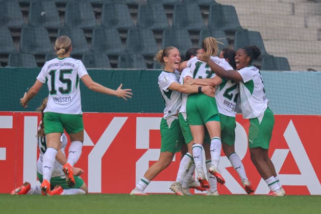 Mönchengladbach, Deutschland: 27.09.2026 - DFB-Pokal der Frauen - Borussia Mönchengladbach Frauen vs. FC Bayern Frauen Im Bild: v.li. die Dritte Torschützin Luca Graf (Mönchengladbach) macht das Tor zum 1:0 für Mönchengladbach und jubelt mit ihren Mannschaftskolleginnen Copyright: HMBxMedia MadeleinexFantini