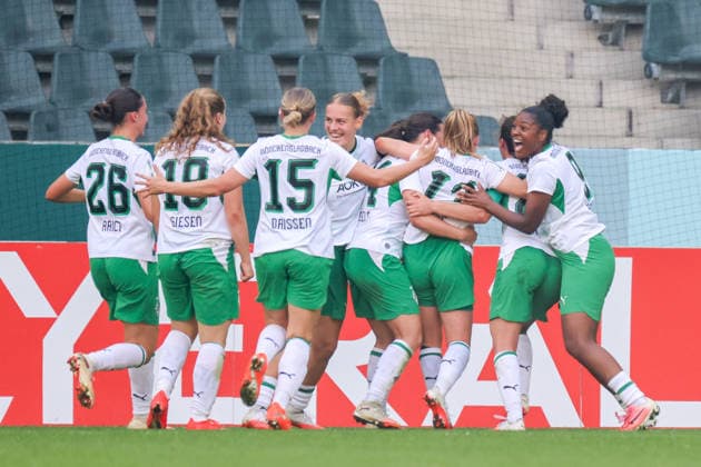 Mönchengladbach, Deutschland: 27.09.2026 - DFB-Pokal der Frauen - Borussia Mönchengladbach Frauen vs. FC Bayern Frauen Im Bild: Torschützin Luca Graf (Mönchengladbach) , von rechts die Zweite, macht das Tor zum 1:0 für Mönchengladbach und jubelt mit ihren Mannschaftskolleginnen Copyright: HMBxMedia MadeleinexFantini