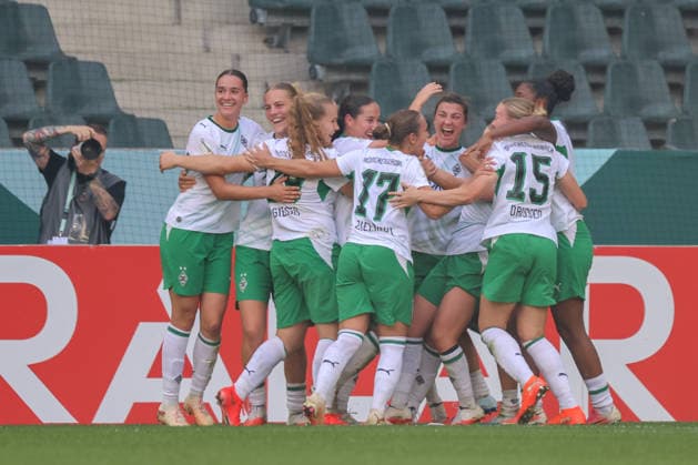 Mönchengladbach, Deutschland: 27.09.2026 - DFB-Pokal der Frauen - Borussia Mönchengladbach Frauen vs. FC Bayern Frauen Im Bild: v.li. die Zweite Torschützin Luca Graf (Mönchengladbach), verdeckt, macht das Tor zum 1:0 für Mönchengladbach und jubelt mit ihren Mannschaftskolleginnen Copyright: HMBxMedia MadeleinexFantini