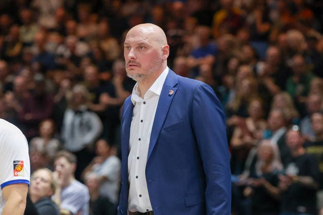 27.09.2026, xgox, Basketball - easyCredit BBL, Basketball Loewen Braunschweig - Rostock Seawolves emspor, v.l. Przemyslaw Frasunkiewicz (Rostock, Trainer) enttaeuscht, schaut enttaeuscht, niedergeschlagen, disappointed Braunschweig
