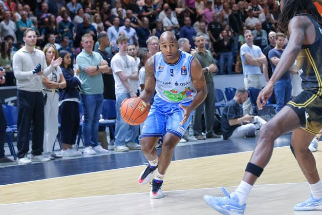 27.09.2026, xgox, Basketball - easyCredit BBL, Basketball Loewen Braunschweig - Rostock Seawolves emspor, v.l. DeAndre Lansdowne (Rostock, 9) am Ball, plays the ball Braunschweig