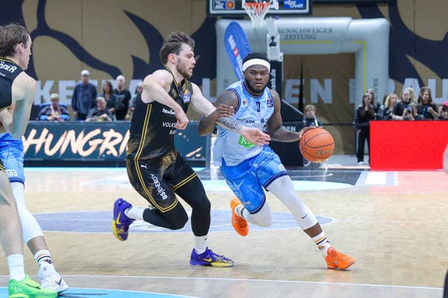 27.09.2026, xgox, Basketball - easyCredit BBL, Basketball Loewen Braunschweig - Rostock Seawolves emspor, v.l. Devin Askew (Braunschweig, 5), TJ Crockett Jr (Rostock, 0) Zweikampf, Duell, Kampf, tackle Braunschweig