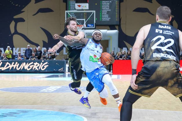 27.09.2026, xgox, Basketball - easyCredit BBL, Basketball Loewen Braunschweig - Rostock Seawolves emspor, v.l. Devin Askew (Braunschweig, 5), TJ Crockett Jr (Rostock, 0) Zweikampf, Duell, Kampf, tackle Braunschweig