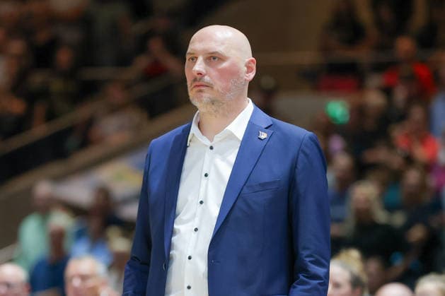 27.09.2026, xgox, Basketball - easyCredit BBL, Basketball Loewen Braunschweig - Rostock Seawolves emspor, v.l. Przemyslaw Frasunkiewicz (Rostock, Trainer) eenttaeuscht, schaut enttaeuscht, niedergeschlagen, disappointed Braunschweig