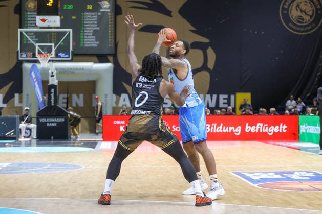 27.09.2026, xgox, Basketball - easyCredit BBL, Basketball Loewen Braunschweig - Rostock Seawolves emspor, v.l. Zaba Bangala (Braunschweig, 0), Johnathan Stove (Rostock, 22) Zweikampf, Duell, Kampf, tackle Braunschweig