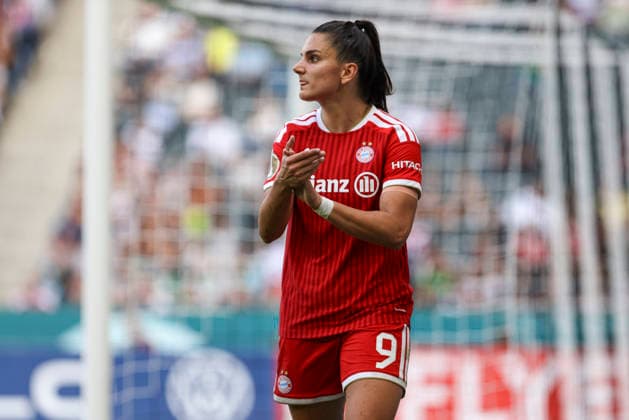 Jovana DamnjanoviÄ‡ (FC Bayern Muenchen) gestikuliert, Gestik waehrend des Spiels des DFB-Pokal der Frauen zwischen Borussia Moenchengladbach und FC Bayern Muenchen, ista-Borussia-Park am 27. September 2026 in Moenchengladbach, Deutschland. (Foto von Oliver Kaelke DeFodi Images) +++ Jovana DamnjanoviÄ‡ (FC Bayern Muenchen) gestures during the DFB-Pokal der Frauen match between Borussia Moenchengladbach and FC Bayern Muenchen at ista-Borussia-Park on September 27, 2026 in Moenchengladbach, Germany. (Photo by Oliver Kaelke DeFodi Images) DFB DFL REGULATIONS PROHIBIT ANY USE OF PHOTOGRAPHS AS IMAGE SEQUENCES AND OR QUASI-VIDEO. (Photo by Oliver Kaelke DeFodi Images) -