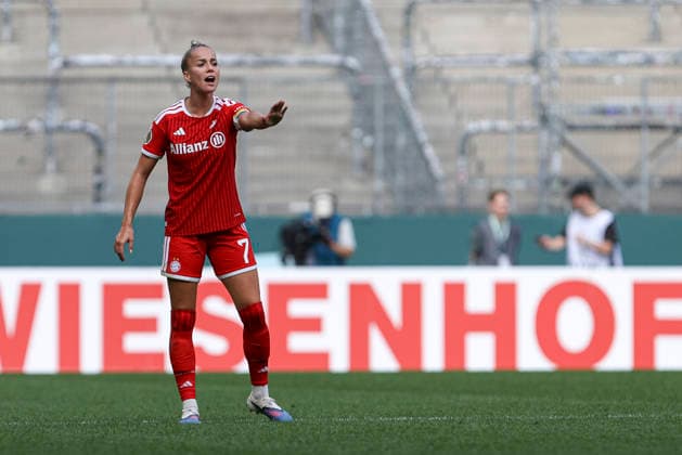 Giulia Gwinn (FC Bayern Muenchen) gestikuliert, Gestik waehrend des Spiels des DFB-Pokal der Frauen zwischen Borussia Moenchengladbach und FC Bayern Muenchen, ista-Borussia-Park am 27. September 2026 in Moenchengladbach, Deutschland. (Foto von Oliver Kaelke DeFodi Images) +++ Giulia Gwinn (FC Bayern Muenchen) gestures during the DFB-Pokal der Frauen match between Borussia Moenchengladbach and FC Bayern Muenchen at ista-Borussia-Park on September 27, 2026 in Moenchengladbach, Germany. (Photo by Oliver Kaelke DeFodi Images) DFB DFL REGULATIONS PROHIBIT ANY USE OF PHOTOGRAPHS AS IMAGE SEQUENCES AND OR QUASI-VIDEO. (Photo by Oliver Kaelke DeFodi Images) -
