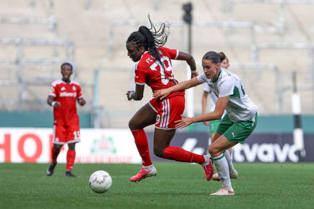 Edna Imade (FC Bayern Muenchen) und Maresa Arici (Borussia Moenchengladbach) im Zweikampf waehrend des Spiels des DFB-Pokal der Frauen zwischen Borussia Moenchengladbach und FC Bayern Muenchen, ista-Borussia-Park am 27. September 2026 in Moenchengladbach, Deutschland. (Foto von Oliver Kaelke DeFodi Images) +++ Edna Imade (FC Bayern Muenchen) und Maresa Arici (Borussia Moenchengladbach) battle for the ball during the DFB-Pokal der Frauen match between Borussia Moenchengladbach and FC Bayern Muenchen at ista-Borussia-Park on September 27, 2026 in Moenchengladbach, Germany. (Photo by Oliver Kaelke DeFodi Images) DFB DFL REGULATIONS PROHIBIT ANY USE OF PHOTOGRAPHS AS IMAGE SEQUENCES AND OR QUASI-VIDEO. (Photo by Oliver Kaelke DeFodi Images) -