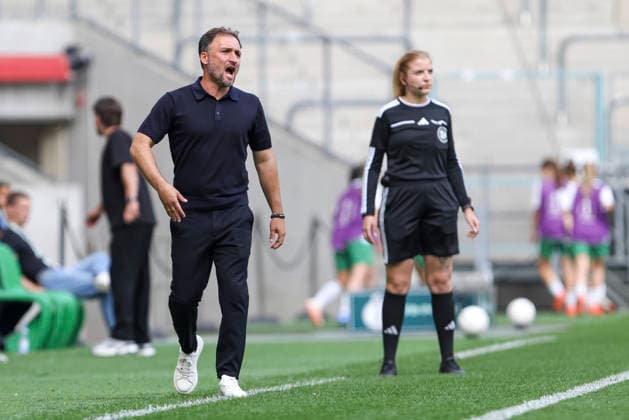 Trainer Jose Barcala (FC Bayern Muenchen) gestikuliert, Gestik waehrend des Spiels des DFB-Pokal der Frauen zwischen Borussia Moenchengladbach und FC Bayern Muenchen, ista-Borussia-Park am 27. September 2026 in Moenchengladbach, Deutschland. (Foto von Oliver Kaelke DeFodi Images) +++ Trainer Jose Barcala (FC Bayern Muenchen) gestures during the DFB-Pokal der Frauen match between Borussia Moenchengladbach and FC Bayern Muenchen at ista-Borussia-Park on September 27, 2026 in Moenchengladbach, Germany. (Photo by Oliver Kaelke DeFodi Images) DFB DFL REGULATIONS PROHIBIT ANY USE OF PHOTOGRAPHS AS IMAGE SEQUENCES AND OR QUASI-VIDEO. (Photo by Oliver Kaelke DeFodi Images) -