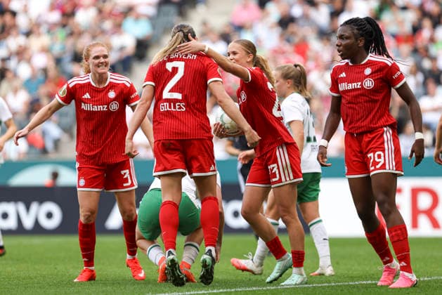 Vanessa Gilles (FC Bayern Muenchen) Torjubel,jubelt mit ihrer Mannschaft nach dem Treffer zum 1:1 waehrend des Spiels des DFB-Pokal der Frauen zwischen Borussia Moenchengladbach und FC Bayern Muenchen, ista-Borussia-Park am 27. September 2026 in Moenchengladbach, Deutschland. (Foto von Oliver Kaelke DeFodi Images) +++ Vanessa Gilles (FC Bayern Muenchen) celebrates after scoring her team s first goal with teammates during the DFB-Pokal der Frauen match between Borussia Moenchengladbach and FC Bayern Muenchen at ista-Borussia-Park on September 27, 2026 in Moenchengladbach, Germany. (Photo by Oliver Kaelke DeFodi Images) DFB DFL REGULATIONS PROHIBIT ANY USE OF PHOTOGRAPHS AS IMAGE SEQUENCES AND OR QUASI-VIDEO. (Photo by Oliver Kaelke DeFodi Images) -