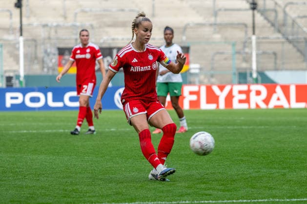 Giulia Gwinn (FC Bayern Muenchen, 07) flankt in den Strafraum. Borussia Moenchengladbach vs. FC Bayern Muenchen, Fussball, DFB-Pokal Frauen, Erste Runde, Saison 2026 2027, 27.09.2026 DFL DFB Regulations prohibit any use of Photographs as image sequences and or Quasivideo Borussia Moenchengladbach vs. FC Bayern Muenchen, Fussball, DFB-Pokal Frauen, Erste Runde, Saison 2026 2027, 27.09.2026 Moenchengladbach Copyright: xEibner-Pressefoto ThomasxHaeslerx EP_THR