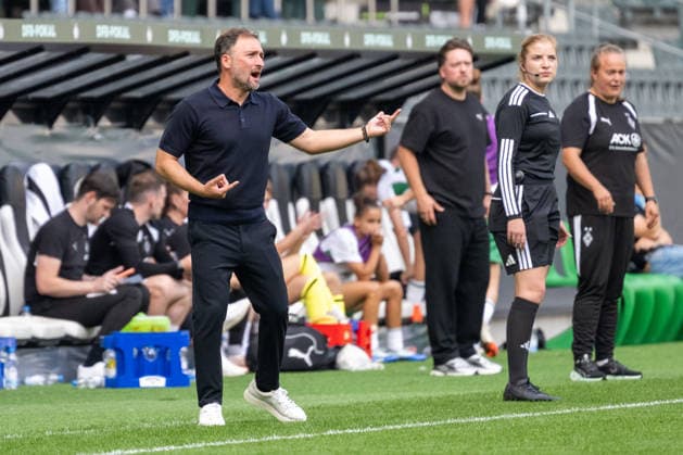 Jose Barcala Garcia (FC Bayern Muenchen, Trainer) ist nicht zufrieden mit dem Spiel seiner Mannschaft. Borussia Moenchengladbach vs. FC Bayern Muenchen, Fussball, DFB-Pokal Frauen, Erste Runde, Saison 2026 2027, 27.09.2026 DFL DFB Regulations prohibit any use of Photographs as image sequences and or Quasivideo Borussia Moenchengladbach vs. FC Bayern Muenchen, Fussball, DFB-Pokal Frauen, Erste Runde, Saison 2026 2027, 27.09.2026 Moenchengladbach Copyright: xEibner-Pressefoto ThomasxHaeslerx EP_THR