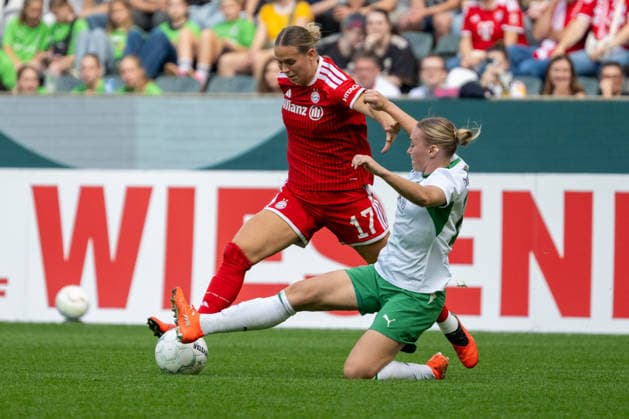 Zweikampf zwischen Klara Buehl (FC Bayern Muenchen, 17) und Sam Drissen (Borussia Moenchengladbach, 15). Borussia Moenchengladbach vs. FC Bayern Muenchen, Fussball, DFB-Pokal Frauen, Erste Runde, Saison 2026 2027, 27.09.2026 DFL DFB Regulations prohibit any use of Photographs as image sequences and or Quasivideo Borussia Moenchengladbach vs. FC Bayern Muenchen, Fussball, DFB-Pokal Frauen, Erste Runde, Saison 2026 2027, 27.09.2026 Moenchengladbach Copyright: xEibner-Pressefoto ThomasxHaeslerx EP_THR