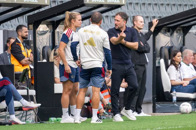 Jose Barcala Garcia (FC Bayern Muenchen, Trainer) diskutiert mit seinem Team die vorhandenen Moeglichkeiten. Borussia Moenchengladbach vs. FC Bayern Muenchen, Fussball, DFB-Pokal Frauen, Erste Runde, Saison 2026 2027, 27.09.2026 DFL DFB Regulations prohibit any use of Photographs as image sequences and or Quasivideo Borussia Moenchengladbach vs. FC Bayern Muenchen, Fussball, DFB-Pokal Frauen, Erste Runde, Saison 2026 2027, 27.09.2026 Moenchengladbach Copyright: xEibner-Pressefoto ThomasxHaeslerx EP_THR