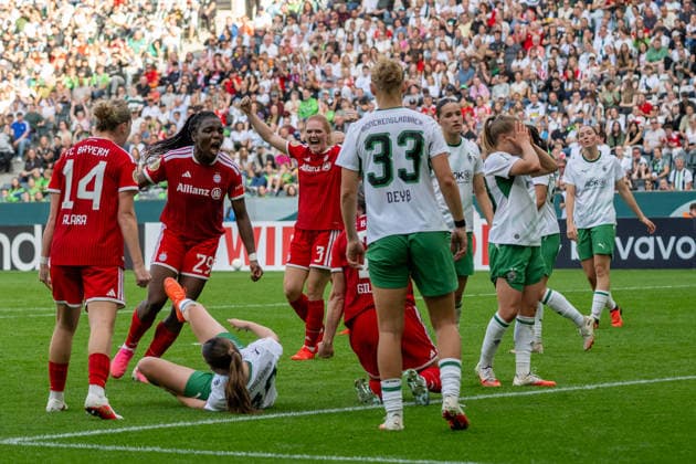 Die Muenchener Spielerinnen bejubeln das Tor zum 1:1. Borussia Moenchengladbach vs. FC Bayern Muenchen, Fussball, DFB-Pokal Frauen, Erste Runde, Saison 2026 2027, 27.09.2026 DFL DFB Regulations prohibit any use of Photographs as image sequences and or Quasivideo Borussia Moenchengladbach vs. FC Bayern Muenchen, Fussball, DFB-Pokal Frauen, Erste Runde, Saison 2026 2027, 27.09.2026 Moenchengladbach Copyright: xEibner-Pressefoto ThomasxHaeslerx EP_THR