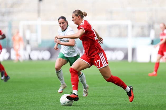 DFB-Pokal der Frauen: Borussia Mönchengladbach - FC Bayern München; 27.09.2026 Klara Bühl (FC Bayern München, 17) am Ball DFB-Pokal der Frauen: Borussia Mönchengladbach - FC Bayern München; Mönchengladbach, ista-Borussia-Park; 27.09.2026. DFB REGULATIONS PROHIBIT ANY USE OF PHOTOGRAPHS AS IMAGE SEQUENCES AND OR QUASI-VIDEO. Copyright: xBEAUTIFULxSPORTS Freisenx
