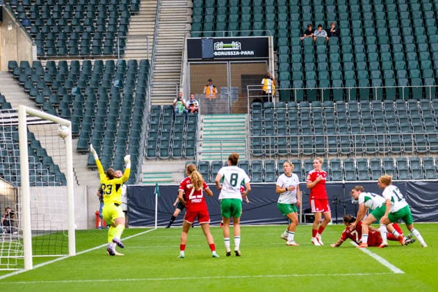 Mönchengladbach, Deutschland: 27.09.2026 - DFB-Pokal der Frauen - Borussia Mönchengladbach Frauen vs. FC Bayern Frauen Im Bild: Torschützin Vanessa Gilles (FCB), liegt auf dem Spielfeld, macht das Ausgleichstor zum 1:1 für den FC Bayern Copyright: HMBxMedia MadeleinexFantini