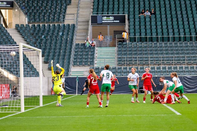 Mönchengladbach, Deutschland: 27.09.2026 - DFB-Pokal der Frauen - Borussia Mönchengladbach Frauen vs. FC Bayern Frauen Im Bild: Torschützin Vanessa Gilles (FCB), liegt auf dem Spielfeld, macht das Ausgleichstor zum 1:1 für den FC Bayern Copyright: HMBxMedia MadeleinexFantini
