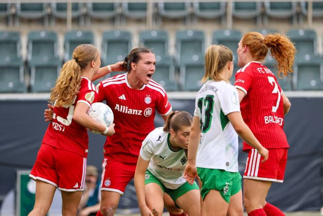 Mönchengladbach, Deutschland: 27.09.2026 - DFB-Pokal der Frauen - Borussia Mönchengladbach Frauen vs. FC Bayern Frauen Im Bild: v.li. die Zweite Torschützin Vanessa Gilles (FCB) macht das Ausgleichstor zum 1:1 für den FC Bayern und jubelt Copyright: HMBxMedia MadeleinexFantini