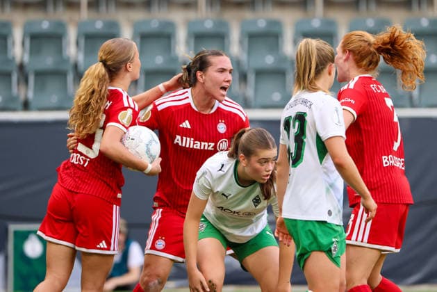 Mönchengladbach, Deutschland: 27.09.2026 - DFB-Pokal der Frauen - Borussia Mönchengladbach Frauen vs. FC Bayern Frauen Im Bild: v.li. die Zweite Torschützin Vanessa Gilles (FCB) macht das Ausgleichstor zum 1:1 für den FC Bayern und jubelt Copyright: HMBxMedia MadeleinexFantini