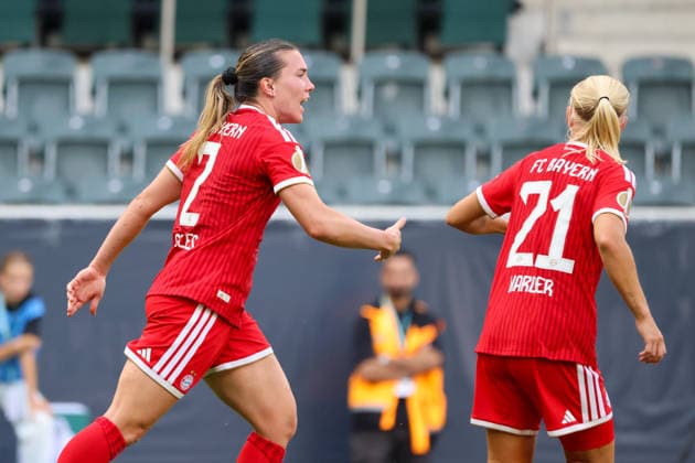 Mönchengladbach, Deutschland: 27.09.2026 - DFB-Pokal der Frauen - Borussia Mönchengladbach Frauen vs. FC Bayern Frauen Im Bild: v.li. Torschützin Vanessa Gilles (FCB) macht das Ausgleichstor zum 1:1 für den FC Bayern Copyright: HMBxMedia MadeleinexFantini