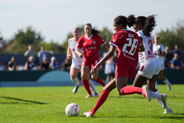 DFB-Pokal der Frauen: SC Sand vs. VfL Wolfsburg, 27.09.2026 Zweikampf zwischen Chelsea Surpris (SC Sand, 3) und Cora Zicai (VfL Wolfsburg, 28) DFB-Pokal der Frauen: SC Sand vs. VfL Wolfsburg, Adams Arena, 27.09.2026 DFB DFL REGULATIONS PROHIBIT ANY USE OF PHOTOGRAPHS AS IMAGE SEQUENCES AND OR QUASI-VIDEO. Copyright: xBEAUTIFULxSPORTS Boscox