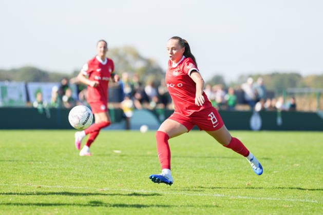 DFB-Pokal der Frauen: SC Sand vs. VfL Wolfsburg, 27.09.2026 Lou Bogaert (VfL Wolfsburg, 23) mit einem Volley DFB-Pokal der Frauen: SC Sand vs. VfL Wolfsburg, Adams Arena, 27.09.2026 DFB DFL REGULATIONS PROHIBIT ANY USE OF PHOTOGRAPHS AS IMAGE SEQUENCES AND OR QUASI-VIDEO. Copyright: xBEAUTIFULxSPORTS Boscox