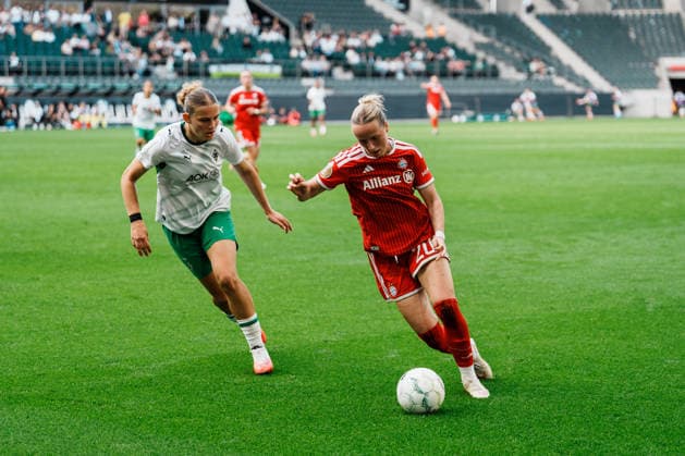 Deutschland, Fußball DFB - Pokal Frauen 2026 2027, 1. Runde - Borussia Mönchengladbach vs FC Bayern München (ista - Borussia - Park): Dribbling, Ballbesitz, am Ball, Spielaufbau, Übersicht, Franziska Kett (Bayern München, 20) gegen Marlene Deyß Marlene Deyss (Borussia Mönchengladbach, 33) Copyright: xThiemoxRudolphx