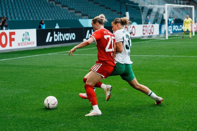 Deutschland, Fußball DFB - Pokal Frauen 2026 2027, 1. Runde - Borussia Mönchengladbach vs FC Bayern München (ista - Borussia - Park): Dribbling, Ballbesitz, am Ball, Spielaufbau, Übersicht, Franziska Kett (Bayern München, 20) gegen Marlene Deyß Marlene Deyss (Borussia Mönchengladbach, 33) Copyright: xThiemoxRudolphx