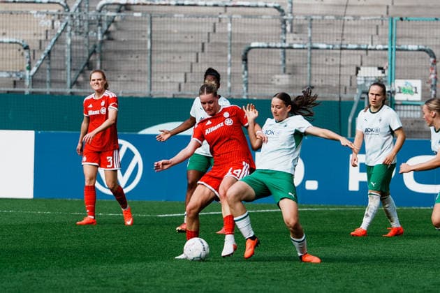 Deutschland, Fußball DFB - Pokal Frauen 2026 2027, 1. Runde - Borussia Mönchengladbach vs FC Bayern München (ista - Borussia - Park): Alara Åžehitler Alara Sehitler (Bayern München, 14) Dribbling, Ballbesitz, am Ball, Spielaufbau, Übersicht Copyright: xThiemoxRudolphx