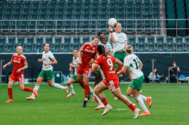 Deutschland, Fußball DFB - Pokal Frauen 2026 2027, 1. Runde - Borussia Mönchengladbach vs FC Bayern München (ista - Borussia - Park): Kopfball Duell Vanessa Gilles (Bayern München, 2) gegen Lili Jones-Baidoe (Borussia Mönchengladbach, 9) Copyright: xThiemoxRudolphx