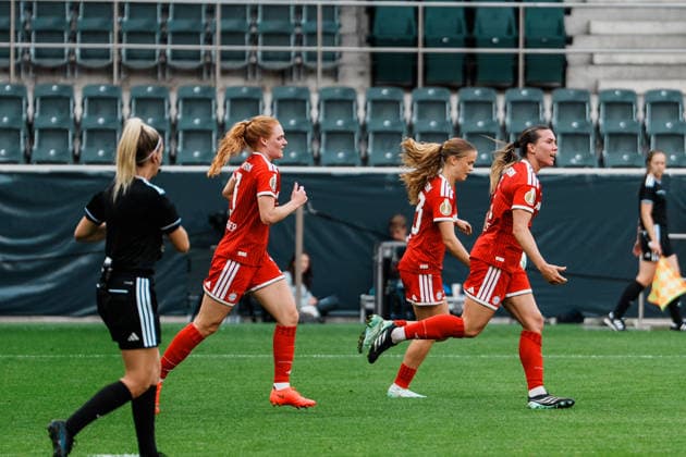 Deutschland, Fußball DFB - Pokal Frauen 2026 2027, 1. Runde - Borussia Mönchengladbach vs FC Bayern München (ista - Borussia - Park): 1 zu 1 Ausgleich durch Vanessa Gilles (Bayern München, 2) nach Ecke, Jubel, Tor, Freude, feiern, Spass, Emotionen Copyright: xThiemoxRudolphx