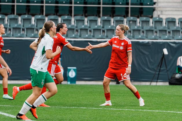 Deutschland, Fußball DFB - Pokal Frauen 2026 2027, 1. Runde - Borussia Mönchengladbach vs FC Bayern München (ista - Borussia - Park): 1 zu 1 Ausgleich durch Vanessa Gilles (Bayern München, 2) nach Ecke, Jubel, Tor, Freude, feiern, Spass, Emotionen, Handschlag mit Alara Åžehitler Alara Sehitler (Bayern München, 14) Copyright: xThiemoxRudolphx