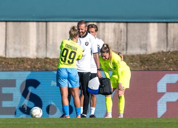 Fußball, Frauen, Saison 2026 2027, DFB-Pokal (1. Runde), FC Viktoria 89 Berlin - Bayer Leverkusen, v. l. Sarah Stöckmann (FC Viktoria 1889 Berlin) ging im Trikot von Torfrau Michele Tschudin (r., FC Viktoria 1889 Berlin) ins Tor, weil Torfrau Michele Tschudin (FC Viktoria 1889 Berlin) verletzt ausschied, 27.09. 2026, Copyright: xMatthiasxKochx